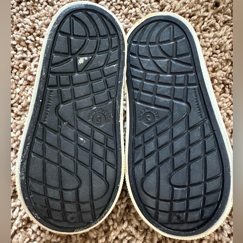 Old Navy - Navy Blue Perforated Slip-On Water Shoes, Size 5 - Picture 2 of 4